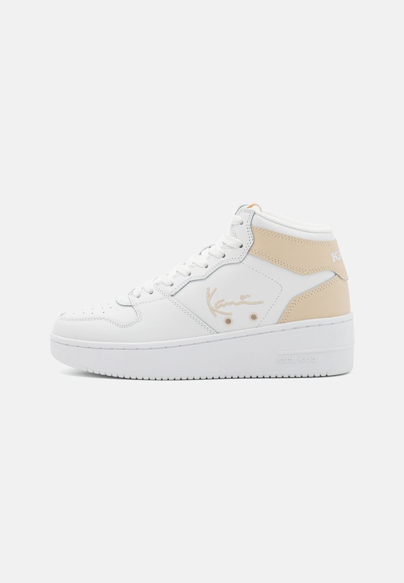 Høje sneakers i hvidt læder med beige detaljer. Har en struktureret overflade, rund tå og en kraftig hvid sål. Logodetalje på siden.
