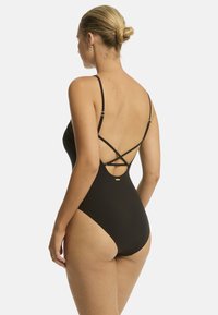 Maillot de bain une pièce noir avec des fines bretelles réglables, un dos dégagé avec un détail croisé, et une texture de tissu lisse.
