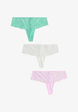 Trīs sieviešu stringi ar mežģīnēm, krāsās tirkīza, balta un gaiši rozā, sakārtoti vertikāli uz balta fona.