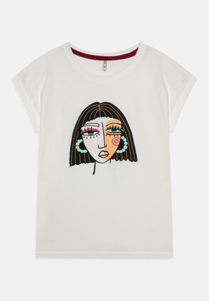 Λευκό βαμβακερό μπλουζάκι με κοντά ρολάρισμα μανικιών, διακοσμημένο με κεντημένο γραφικό μιας προσώπου με πολύχρωμα αξεσουάρ και γεωμετρικά μοτίβα.