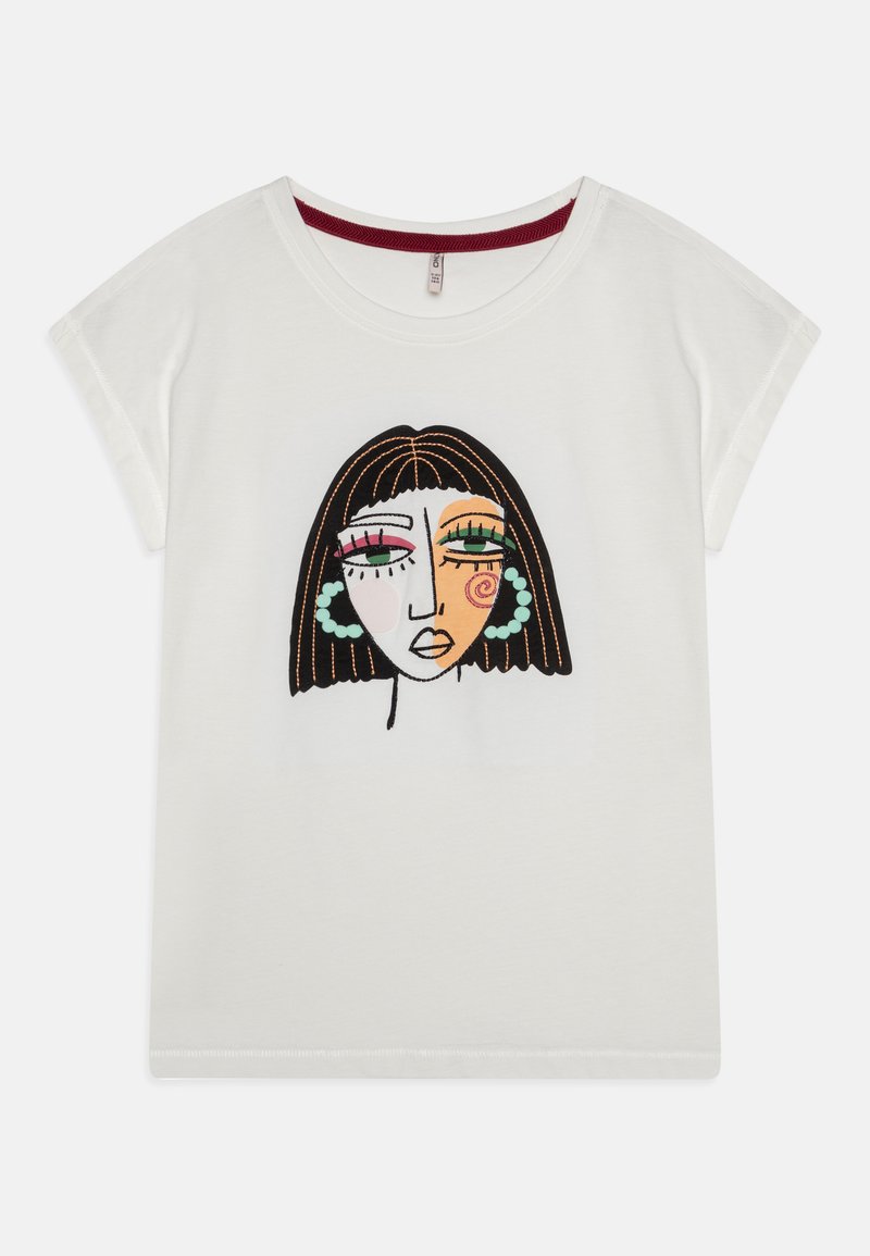 Balts kokvilnas T-krekls ar īsām ruļļotām piedurknēm, kas rotāts ar izšuvumu, attēlojot seju ar krāsainiem akcentiem un ģeometriskām formām.