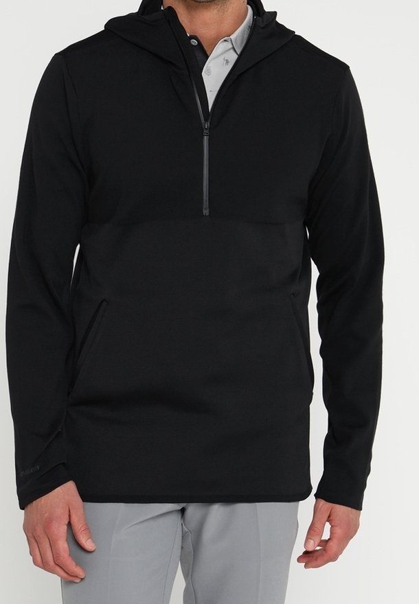 Pull noir à capuche, avec un zip sur le devant, en tissu doux et avec des poches latérales. Agrémenté de détails de col de couleur claire.