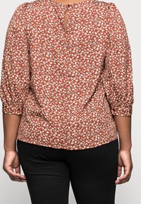 ONLY Carmakoma Blus - brown