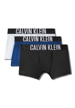 Trois paires de boxers pour hommes en noir, bleu et blanc avec des ceintures noires affichant "Calvin Klein" en lettres blanches.