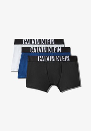 Trois paires de boxers pour hommes en noir, bleu et blanc avec des ceintures noires affichant "Calvin Klein" en lettres blanches.