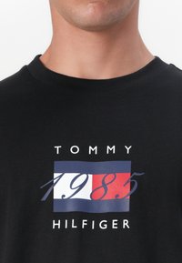 Tommy Hilfiger LINEAR FLAG GRAPHIC TEE - Langarmshirt - black
