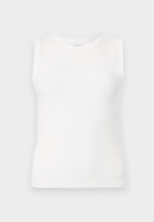 Bela brezrokavna majica iz ribaste tkanine, z okroglim izrezom in prilegajočim silhueto, brez dodatnih vzorcev ali okraskov.