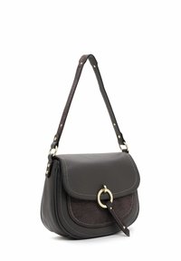 Sac à bandoulière en cuir marron foncé avec fermeture à rabat, détail d'anneau doré et bandoulière ajustable avec clous métalliques.