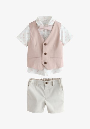 Rövid ujjú, fehér virágmintás ing, világos rózsaszín mellény gombokkal és csokornyakkendővel, bézs rövidnadrággal, gombos záródással párosítva.