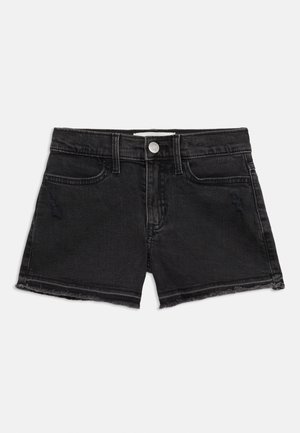 Schwarze Jeansshorts mit ausgefranstem Saum, Used-Effekten und klassischem Fünf-Taschen-Design. Metallknopfverschluss an der Taille.