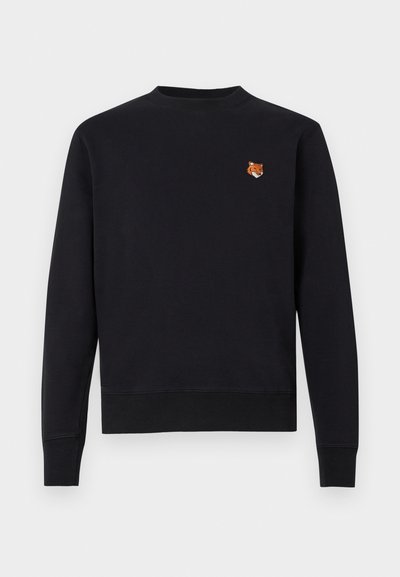 Sweatshirt negru cu mânecă lungă, cu manșete și tiv cu nervuri, având o mică broderie cu o cap de vulpe portocalie pe pieptul stâng.