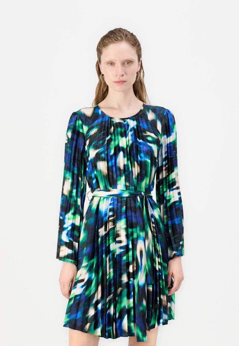 Vestido de mangas compridas com um design plissado em padrões abstractos azuis e verdes, com uma cintura ajustada e uma textura suave.