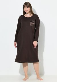 Camicia da notte lunga marrone a maniche lunghe con una tasca sul petto in raso, vestibilità ampia, scollatura rotonda e spacchi laterali per facilitare i movimenti.