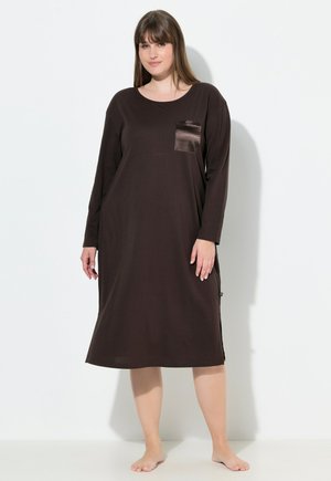 Braunes langärmliges Nachthemd mit einer satinbezogenen Brusttasche, lockerer Passform, rundem Halsausschnitt und seitlichen Schlitzen für mehr Bewegungsfreiheit.