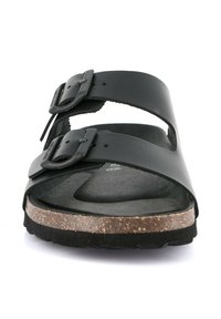 Sandalo nero con due cinturini regolabili con fibbie, suola in sughero, outsole in gomma e una parte superiore dalla texture liscia. Design aperto per la traspirabilità.
