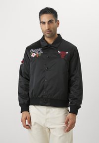 New Era NBA CHICAGO BULLS FLORAL SATIN  - Article de supporter d'équipe de club - black