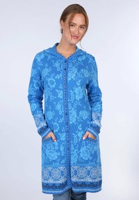 Blauer, blütenmusterter langer Cardigan mit Kapuze, ausgestattet mit Knopfschluss und Taschen. Verziert mit weißen und dunkelblauen Akzenten. Weiche Textur.