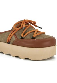 Sneaker platform marroni e verde oliva con punta arrotondata, parte superiore in suede, lacci arancioni e suola ondulata color crema. Presenta occhielli argentati.