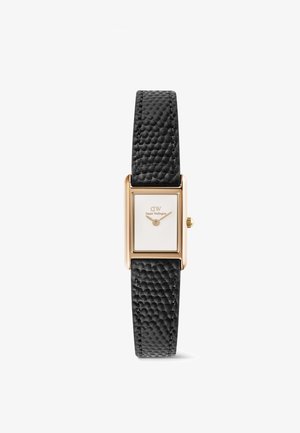 Négyszögletes arany karóra fehér számlappal, arany mutatókkal és fekete, texturált bőrszíjjal, Daniel Wellington márkajelzéssel a számlapon.