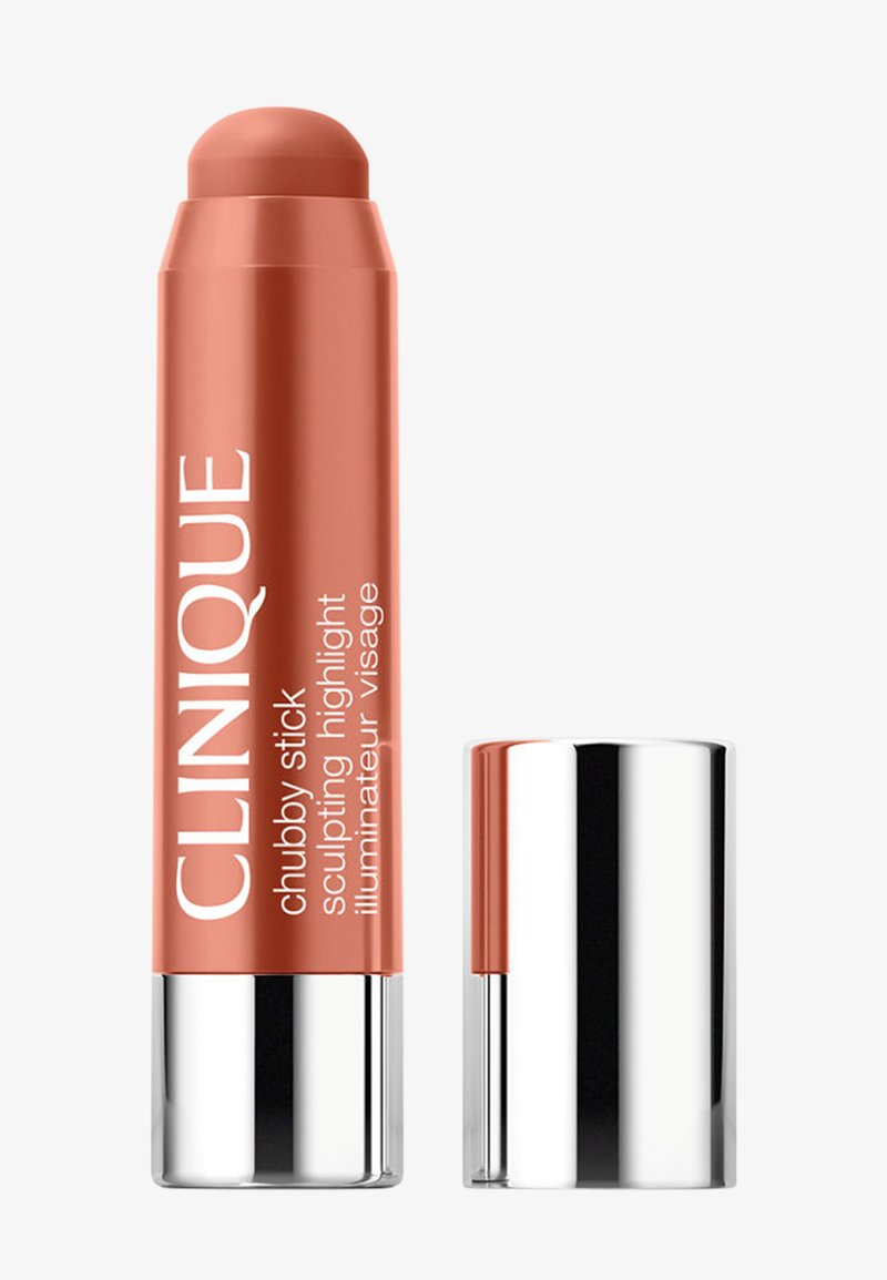 Clinique Chubby Stick skulpturert highlighter-stift i kobbertone med sølvlokk fjernet, plassert ved siden av stiften.
