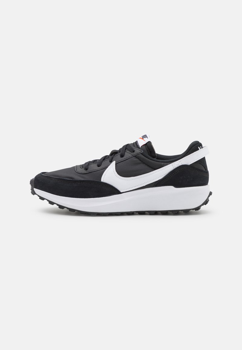 Zapatillas deportivas negras con parte superior de ante y sintético, acentos en blanco, entresuela blanca gruesa y suela de goma texturizada.