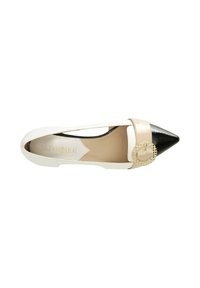 Ballerines à bout pointu avec un design bicolore en cuir blanc et noir. Détail de boucle circulaire en ton doré sur la sangle supérieure.
