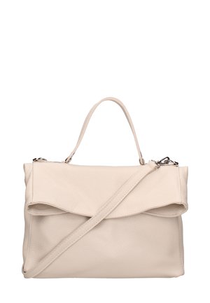 Sac à main en cuir beige avec un design à rabat pliable, une poignée supérieure et une bandoulière ajustable. Surface texturée et accents en métal argenté.