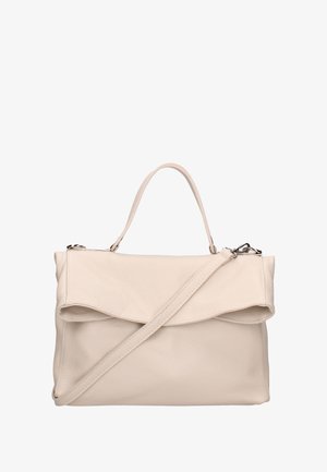 Beige leren handtas met een opklapbaar flapontwerp, een handvat aan de bovenkant en een verstelbare schouderband. Textuur oppervlak en accenten van zilver hardware.