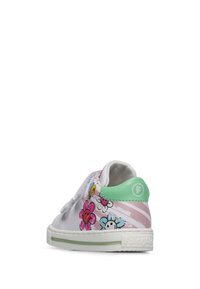 Baskets blanches avec des motifs floraux colorés et un accent vert sur le talon. Comprend une surface texturée et une sangle velcro pour la fermeture.