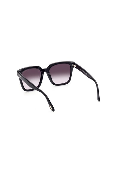 Ochelari de soare din plastic negru cu un ramă geometrică, lentile violet cu gradient și brate subțiri negre. Prezintă accente hardware mici pe brate.