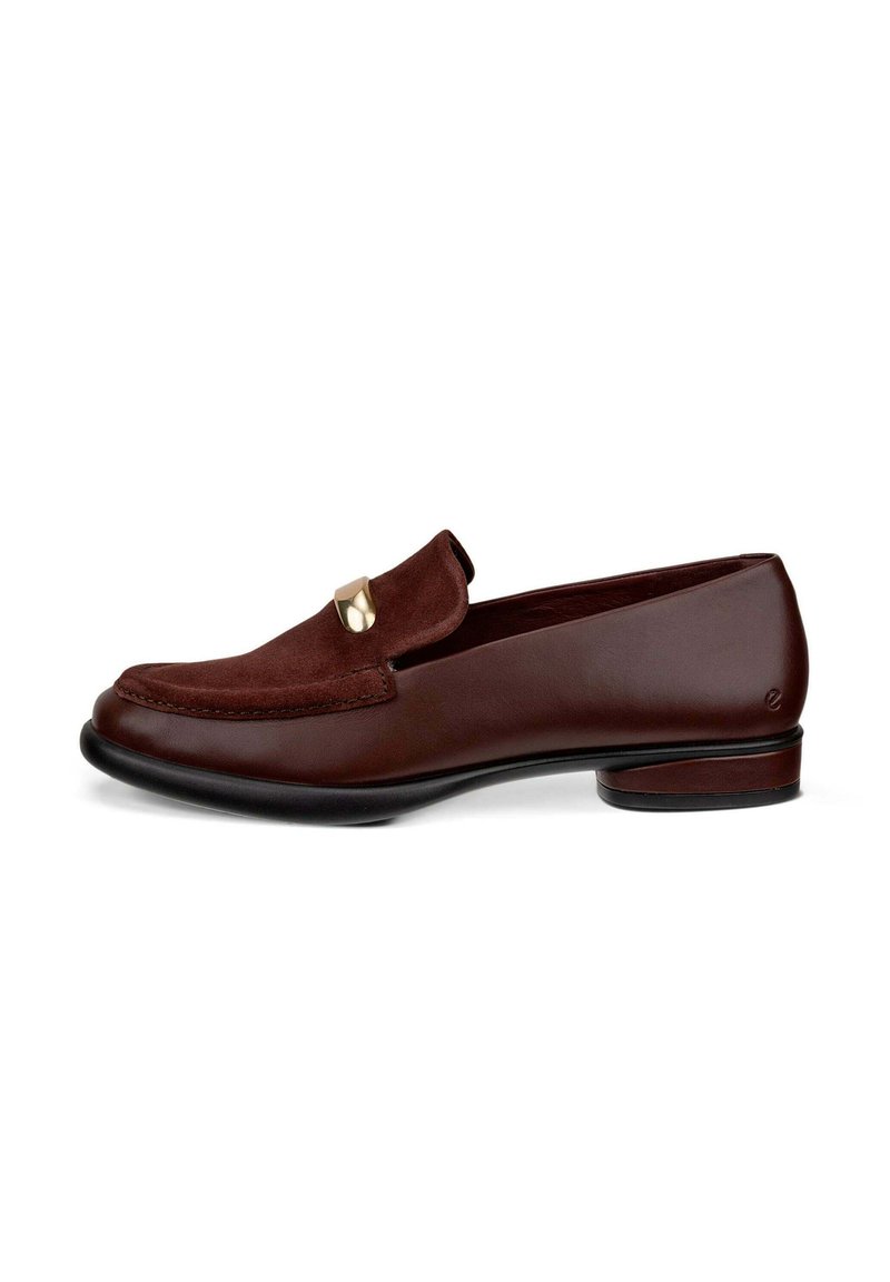 Mocassins en cuir marron avec une tige en daim, bout rond et accent en métal doré sur le dessus. Talon bas et texture lisse.