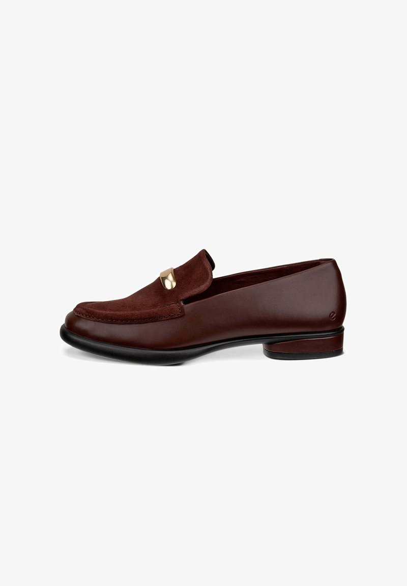 Mocassins en cuir marron avec une tige en daim, bout rond et accent en métal doré sur le dessus. Talon bas et texture lisse.