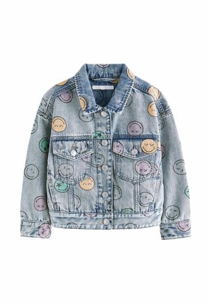 Veste en jean de couleur bleu délavé avec diverses impressions de visages souriants de dessins animés dans des couleurs pastel. Elle comprend deux poches avant et une fermeture par boutons.