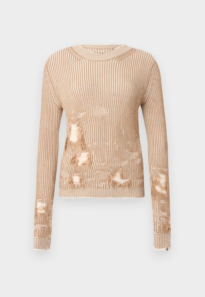 Strikket sweater i lysebeige med lodrette striber, der har flere slidte områder, hvor det indvendige stof er eksponeret, og med frynser på ærmekanterne.