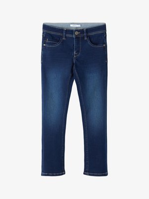 Jeans de denim azul escuro com corte reto, costuras claras, cinco bolsos e fecho com botão. Apresenta um acabamento ligeiramente desbotado.