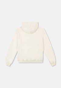Vit bomullshoodie med kängurufickor, ribbade muddar och nederkant. Har en mjuk, texturerad yta och en dragsko i huvan. Bakvy.