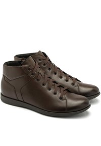 Brązowe skórzane buty typu high-top z okrągłym noskiem, sznurowanym zapięciem, gładką teksturą, wzmocnionym wsparciem dla kostki i minimalistycznym detalem.