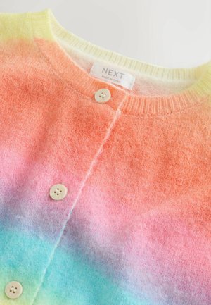 Strikket cardigan med en ombre-gradient i orange, pink og blå, med rund halsudskæring og beige knapper langs fronten.