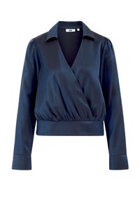 Námornícky modrá zavinovacia blúzka vyrobená z lesklého materiálu, s golierom, dlhými rukávmi a nazhŕňaným pásom pre priliehavý siluetu.
