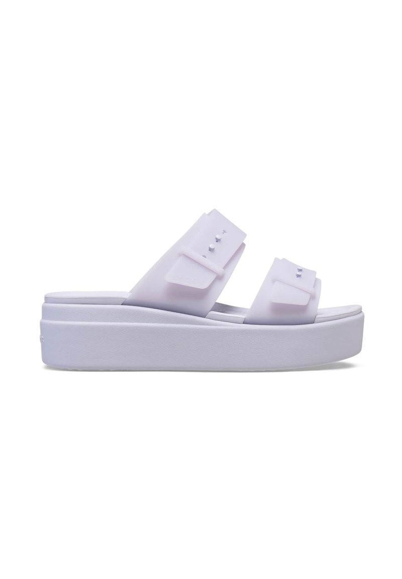 Platform sandalen in licht lavendel met twee brede banden met gespsieraden en studs. Dikke witte zool voor extra hoogte.