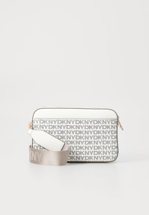 Borsa a tracolla DKNY con tessuto grigio a motivi, dettagli bianchi, chiusura con zip e tracolla beige con logo del marchio.