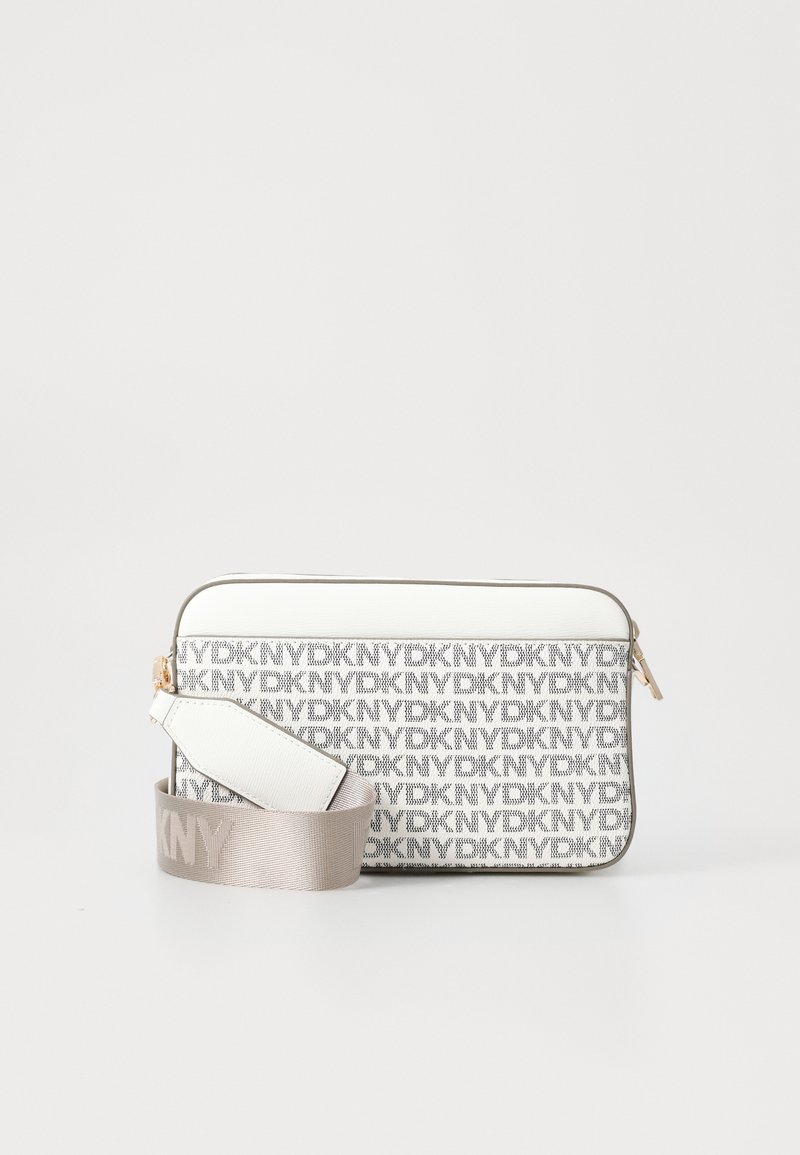 Γυναικεία τσάντα ώμου DKNY με γκρι μοτίβο, λευκές λεπτομέρειες, κλείσιμο με φερμουάρ και μπεζ λουράκι με το λογότυπο της επωνυμίας.