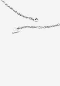 Bracciale in argento con chiusura a moschettone, caratterizzato da un pendente triangolare inciso con "GUESS" e un numero, con texture liscia.