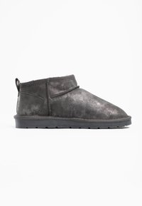 Botines de ante negro y metálico, con forro suave, puntera redondeada, diseño de fácil colocación y suela de goma texturizada.