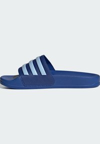 Chinelos azuis com três riscas azul-claro na tira superior, feitos de material de borracha texturizada; sola plana, design de ponta aberta.