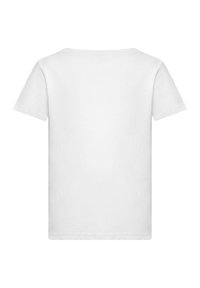 Bílý bavlněný tričko, krátký rukáv, klasický kulatý výstřih, hladká textura, jednoduchý design, bez viditelného loga nebo vzorů.