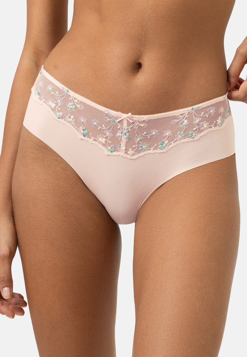 Lichtroze ondergoed met doorschijnende kant aan de bovenkant, geborduurd met bloemenmotieven en kleine steentjes, afgewerkt met een delicaat strikje aan de voorkant van de taille.