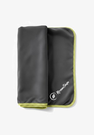 Graue Neopren-Yogamatte mit gelber Naht. Verfügt über ein Logo und eine glatte Oberfläche, gefaltet zur Aufbewahrung oder Präsentation. Größe nicht angegeben.