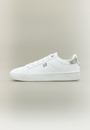 Hvit lavtoppet skinnsneaker med metallisk sølv hælkappe, snøring og "GAP"-logo på siden og under sålen.