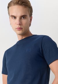 BOSS TALES - Tricou basic - open blue